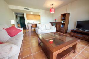 a living room with a couch and a coffee table at Lirio in L'Ampolla