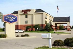 a hotel with a sign for a hampton inn at Hampton Inn Bloomington West in Bloomington