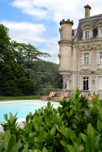 - un bâtiment avec une piscine en face dans l'établissement Château Clément - Teritoria, à Vals-les-Bains