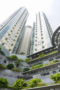 dos edificios altos en una ciudad con árboles en Victoria SOHO Suites, en Manila