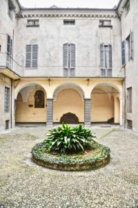 Una casa grande con un jardín enfrente. en B&B Palazzo Malaspina, en Piacenza