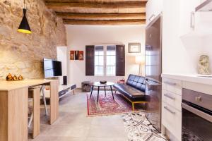 salon z kanapą i stołem w obiekcie Ferreries Boutique Apartment w mieście Girona