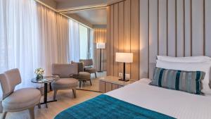 Een bed of bedden in een kamer bij Divani Apollon Palace & Thalasso