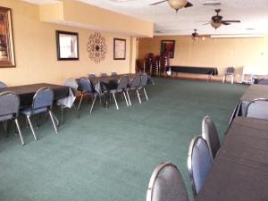 una sala de conferencias con mesas y sillas. en Econo Lodge Inn & Suites, en Abilene