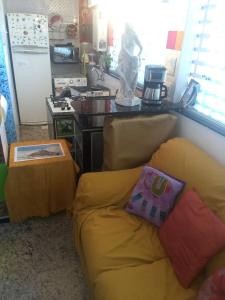 un soggiorno con divano giallo in cucina di Apto Copacabana com 2 Suítes a Rio de Janeiro