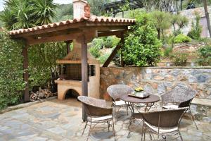 A garden outside Blue Bay View - Beach House