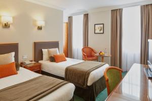 فندق لانكستر غيت في لندن: غرفة فندقية بسريرين وطاولة زجاجية