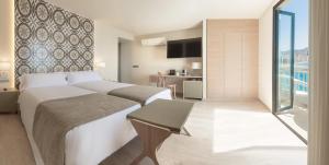 A bed or beds in a room at Gastrohotel Boutique RH Canfali