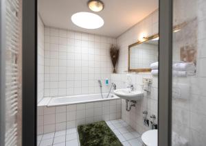 Koupelna v ubytování Hotel Ambassador-Berlin Grünau + 19 fotografií