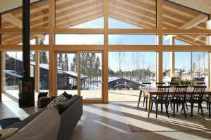 una sala de estar con un sofá y una mesa en Eerikkilä Sport & Outdoor Resort, en Tammela