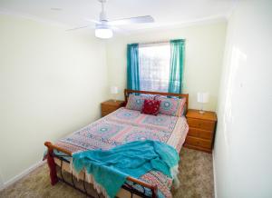 A bed or beds in a room at Manilla Cottage - Manilla NSW