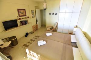 A television and/or entertainment centre at Blue Bay View - Beach House