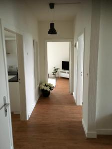 un pasillo vacío con un jarrón de flores en una habitación en Apothekerwohnung en Friesoythe