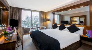 Cama ou camas em um quarto em Ashling Hotel Dublin