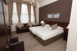 מיטה או מיטות בחדר ב-Devonshire Park Hotel