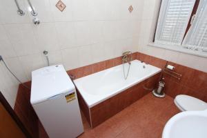 łazienka z wanną i toaletą w obiekcie Apartment Clementina w mieście Višnjan +16 zdjęć