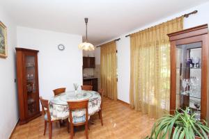 jadalnia ze stołem i krzesłami w obiekcie Apartment Clementina w mieście Višnjan