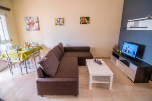 un soggiorno con divano e tavolo di VV Yesenia a El Matorral