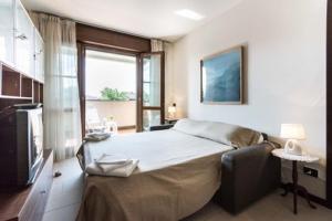 a bedroom with a bed and a large window at Suite Carpiano in Melegnano