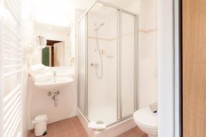 A bathroom at JUFA Hotel Stubenbergsee