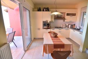 A kitchen or kitchenette at Blue Bay View - Beach House