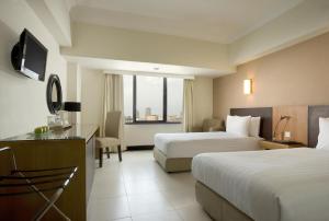 Postel nebo postele na pokoji v ubytování Hotel Santika Pandegiling - Surabaya + 37 fotografií