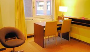 a room with a table and chairs and a window at Bridge Inn Hotel Hamburg in Hamburg