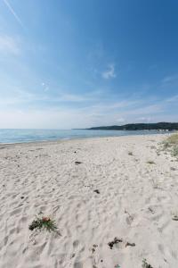 a sandy beach with the ocean in the background at #Luxlikehome - The Seascape Villa in Skála Foúrkas