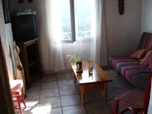 a living room with a couch and a coffee table at Les lilas blancs in Villefranche-sur-Mer