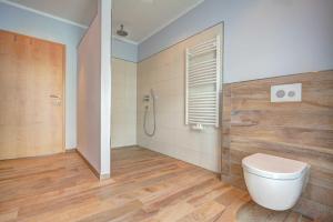 ツィノヴィッツにあるHaus Werder Wohnung 4 _ mit Gaskamのバスルーム(トイレ、シャワー付)