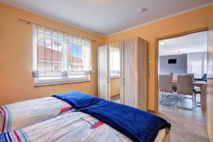 ツィノヴィッツにあるHaus Werder Wohnung 4 _ mit Gaskamのベッドルーム1室(青い毛布付きのベッド1台付)
