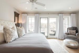 Postel nebo postele na pokoji v ubytování Snowflake Villa