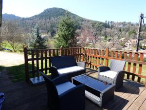 VilléにあるLes Cerisiersの山の景色を望むデッキ(椅子、テーブル付)