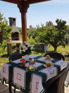バリ・サルドにあるChalet Sardegnaの白緑のテーブルクロス付テーブル