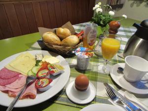 uma mesa com um prato de comida com ovos e pão em Landgasthof Schubbkoarn's Ruh em Fulda