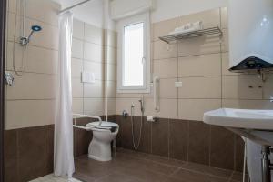 A bathroom at Green Residence