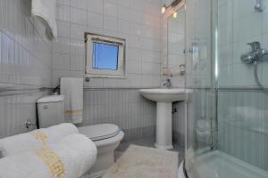 a bathroom with a toilet and a sink and a shower at Apartment Manhattan in Makarska +31 photos