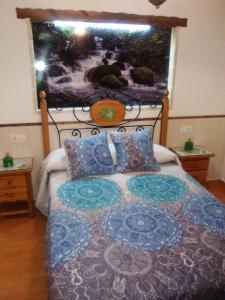 エル・ボスケにあるCasa Rural Majaceiteのベッドルーム1室(毛布、枕付)