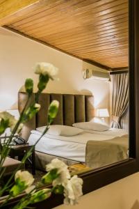 une chambre d'hôtel avec un lit dans un miroir dans l'établissement Hotel VIP, à Tbilissi