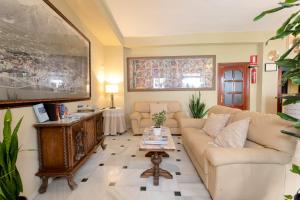 - un salon avec un canapé et une table dans l'établissement Hostal La Pilarica, à Marbella