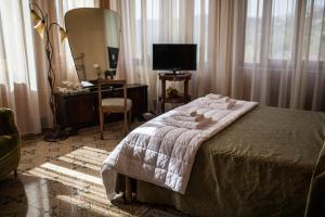 a bedroom with a bed with towels on it at Villa Moorings in Barga