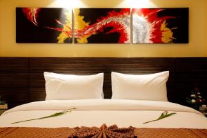 Postel nebo postele na pokoji v ubytování R-Mar Resort and Spa Patong, Phuket