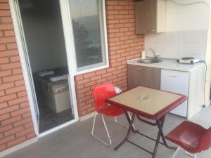 Kuchyň nebo kuchyňský kout v ubytování Apartmani Alex Beach