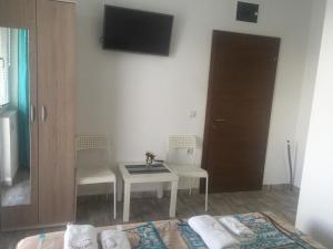 TV a/nebo společenská místnost v ubytování Apartmani Alex Beach