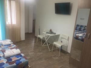 TV a/nebo společenská místnost v ubytování Apartmani Alex Beach