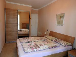 een slaapkamer met een groot bed en een spiegel bij Villa Emma in Ospedaletti