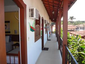 un couloir vide d'un immeuble avec balcon dans l'établissement Pousada Doce Paraty, à Parati