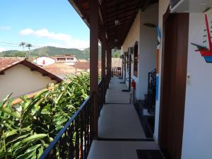 un couloir d'un bâtiment avec des plantes dans l'établissement Pousada Doce Paraty, à Parati