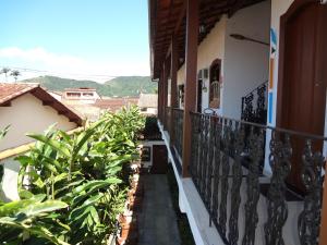 - un balcon d'une maison ornée de plantes dans l'établissement Pousada Doce Paraty, à Parati