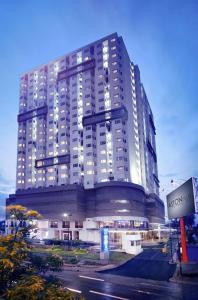 un gran edificio blanco con luces en la parte superior en ASTON Pluit Hotel & Residence en Yakarta